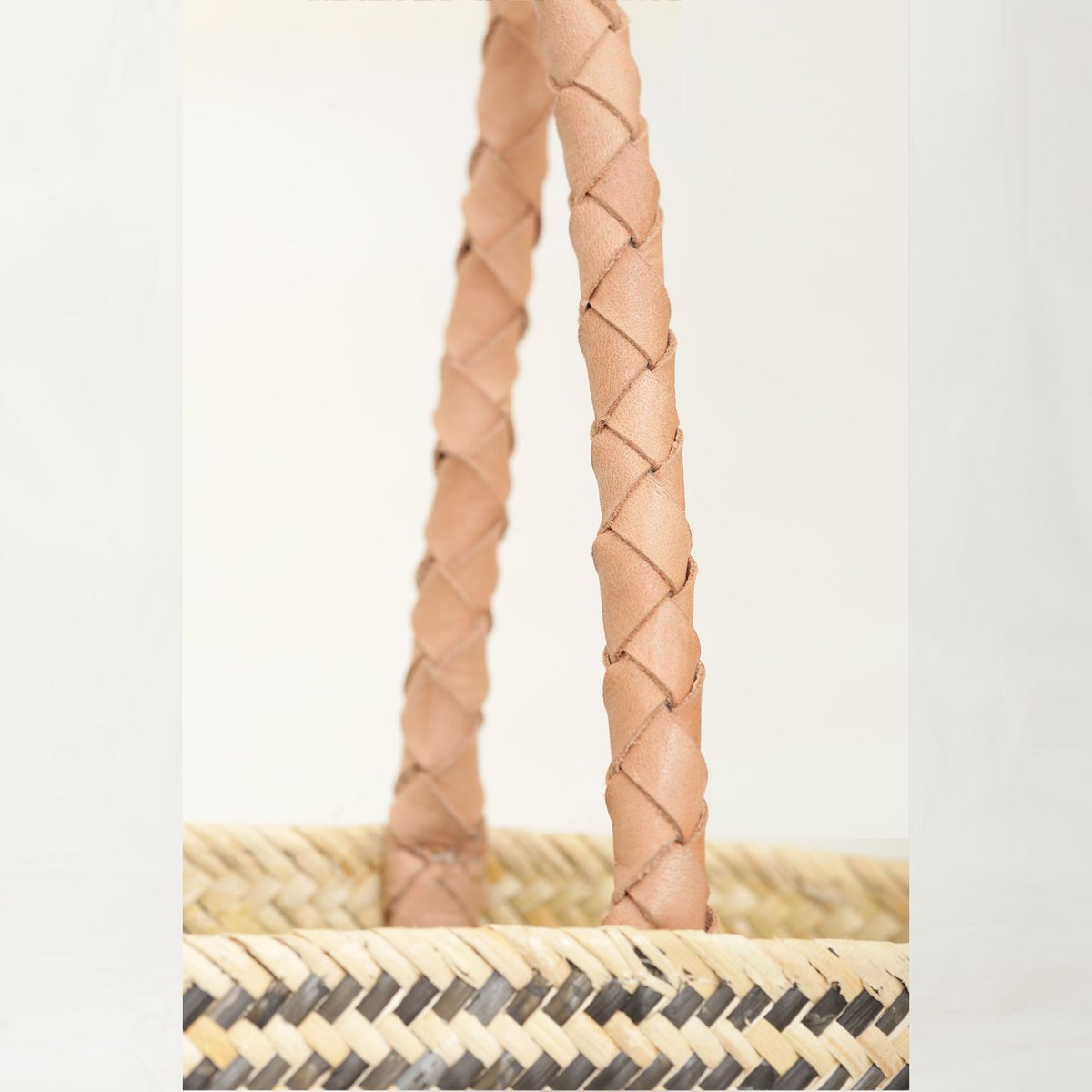 大学生TOV BORDER-HAND キャメル　ショルダーバッグ　かご 大学生様専用TOV BORDER-HAND キャメル ショルダーバッグ かご - メルカリ