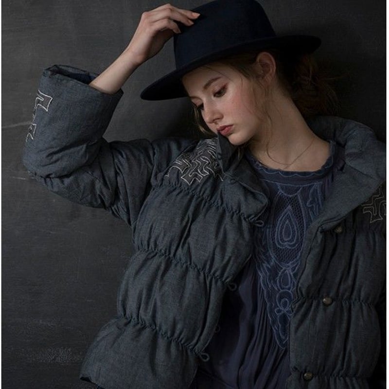 ウオッシュド デニム＋アイヌ文様風パッチ刺繍 ダウンジャケット