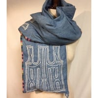 ウオッシュド デニム＋アイヌ風文様パッチ刺繍　ダウンマフラー#1848025