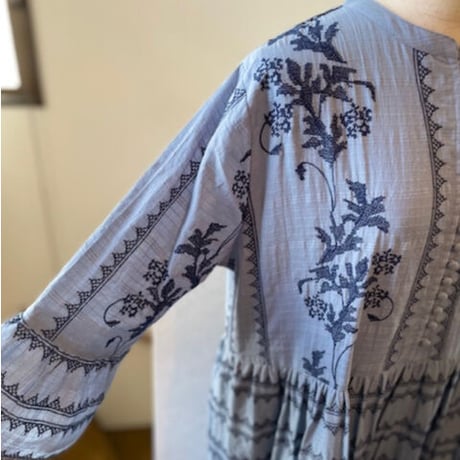 コットンスラブボイル　花柄xスモック刺繍　 3/4袖　ティアードワンピース　#2313005