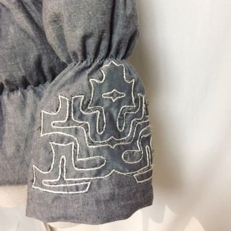 ウオッシュド デニム＋アイヌ文様風パッチ刺繍　ダウンジャケット#1842024