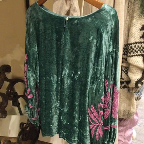 2414101 Velvet emb Top