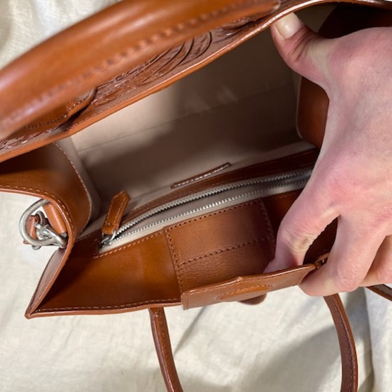 カービングレザー トートバッグ／ショルダーストラップ付きハンドル