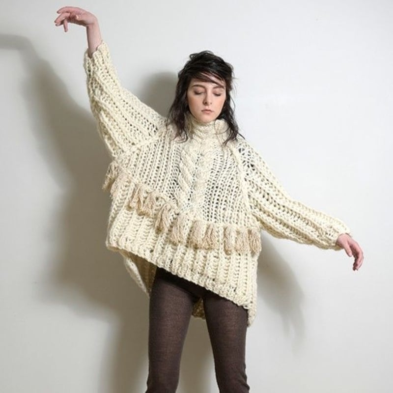 1947011 手編みケーブル フリンジニットタートルネック WOOL 100% | ano