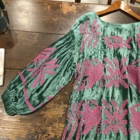 2414101 Velvet emb Top