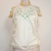 "Ivy" スリット入り刺しゅうブラウス