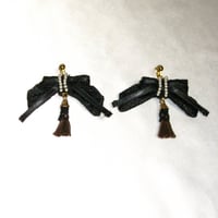 "Floating Ballet" タッセル付きリボンモチーフイヤリング（ピアス）