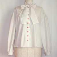 "Blossom" リボンタイ付きナチュラルＡラインブラウス