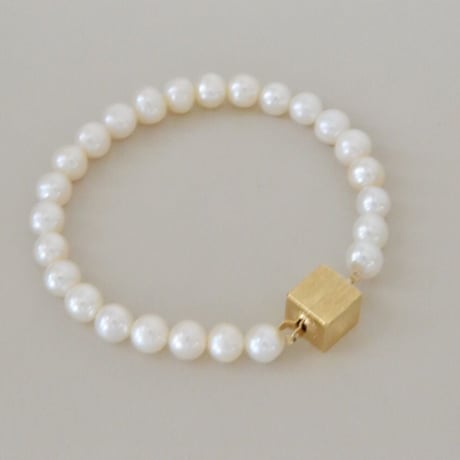 Pave (pearl  bracelet /gold color clasp)