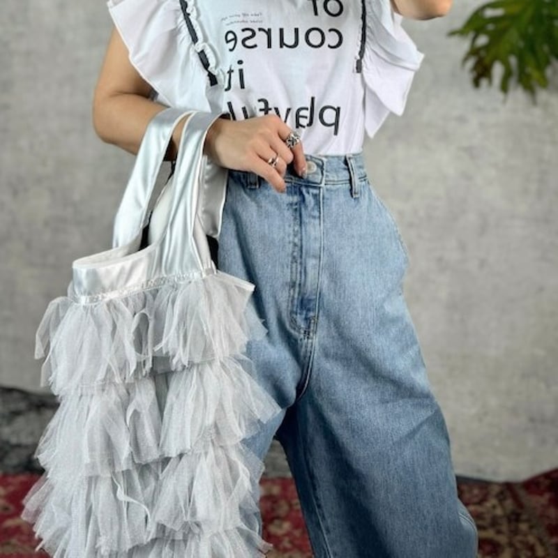 tranoi. チュールシャイニーフリルバッグ ( シルバー／ブラック