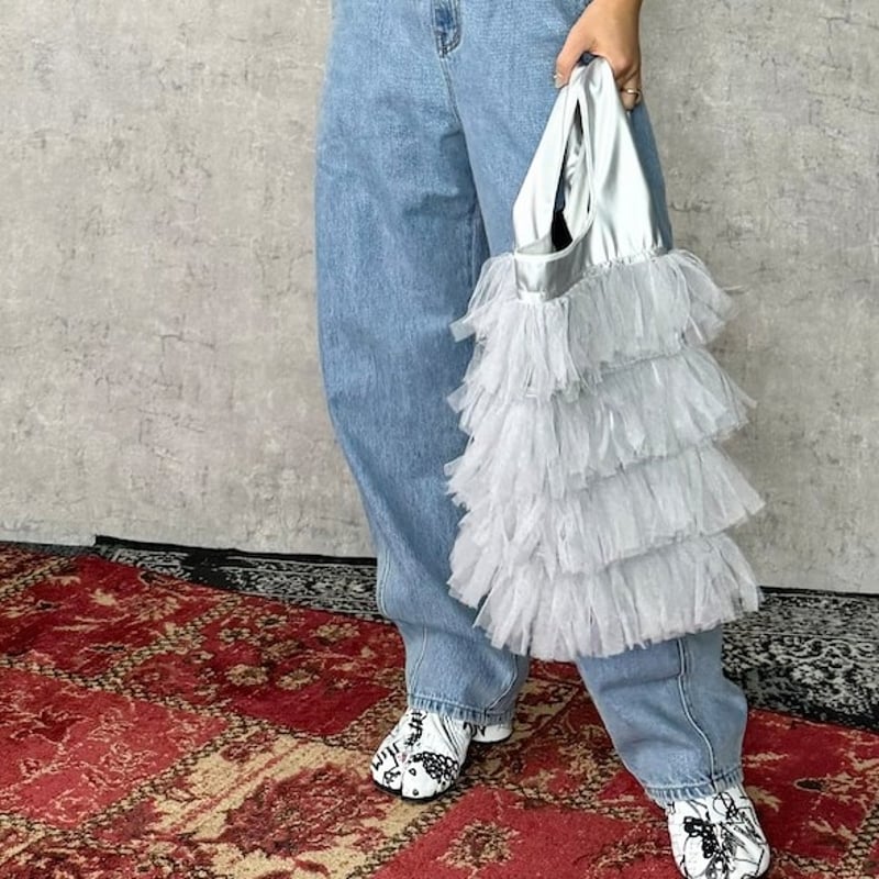 tranoi. チュールシャイニーフリルバッグ ( シルバー／ブラック