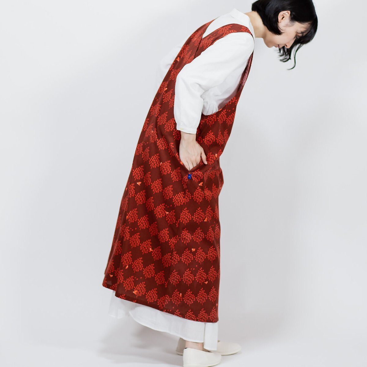 エプロンワンピース 森とムクドリ（朱） | 青衣 あをごろも