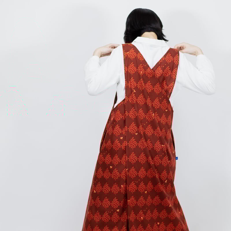 エプロンワンピース 森とムクドリ（朱） | 青衣 あをごろも