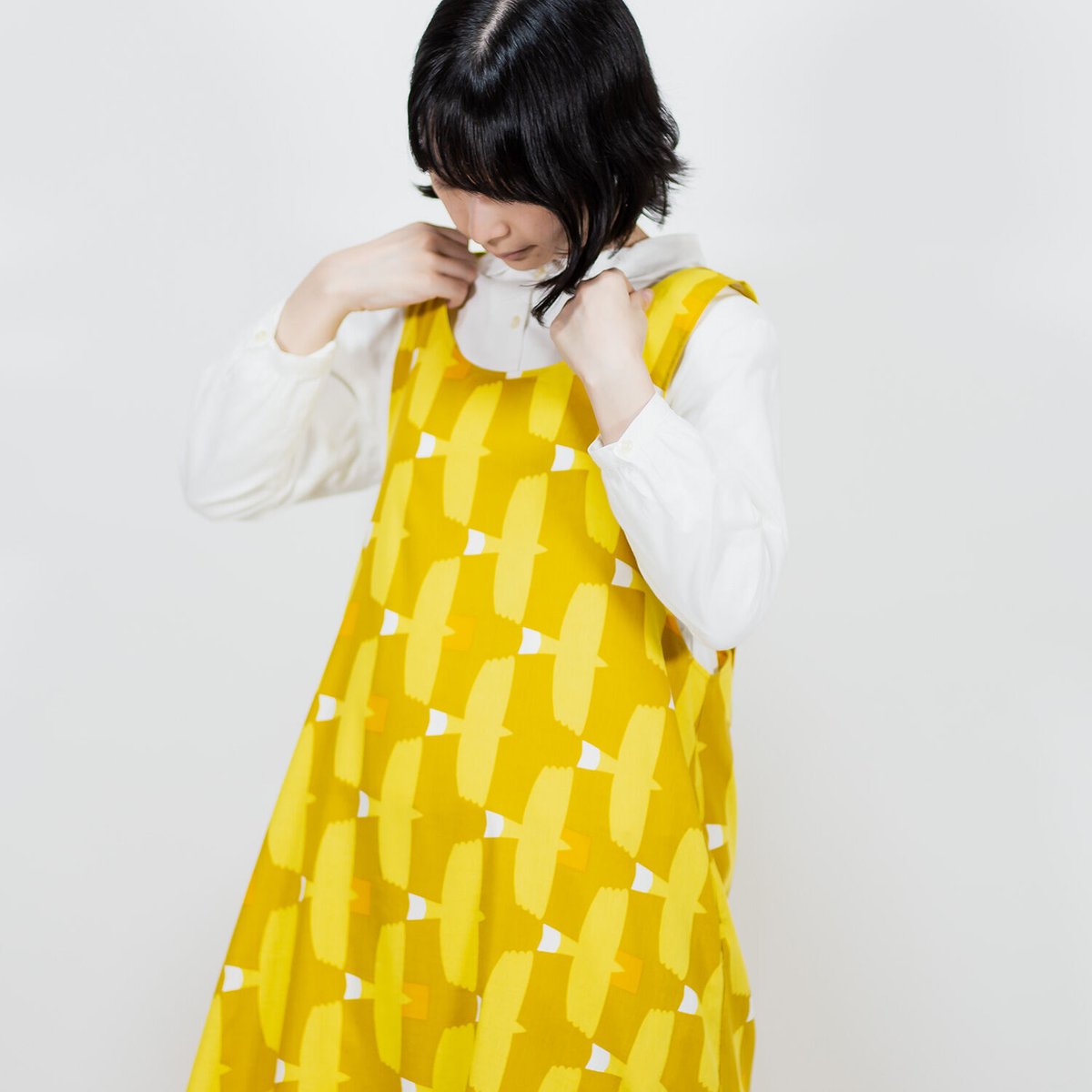 エプロンワンピース とんびに油揚げ（黄） | 青衣 あをごろも