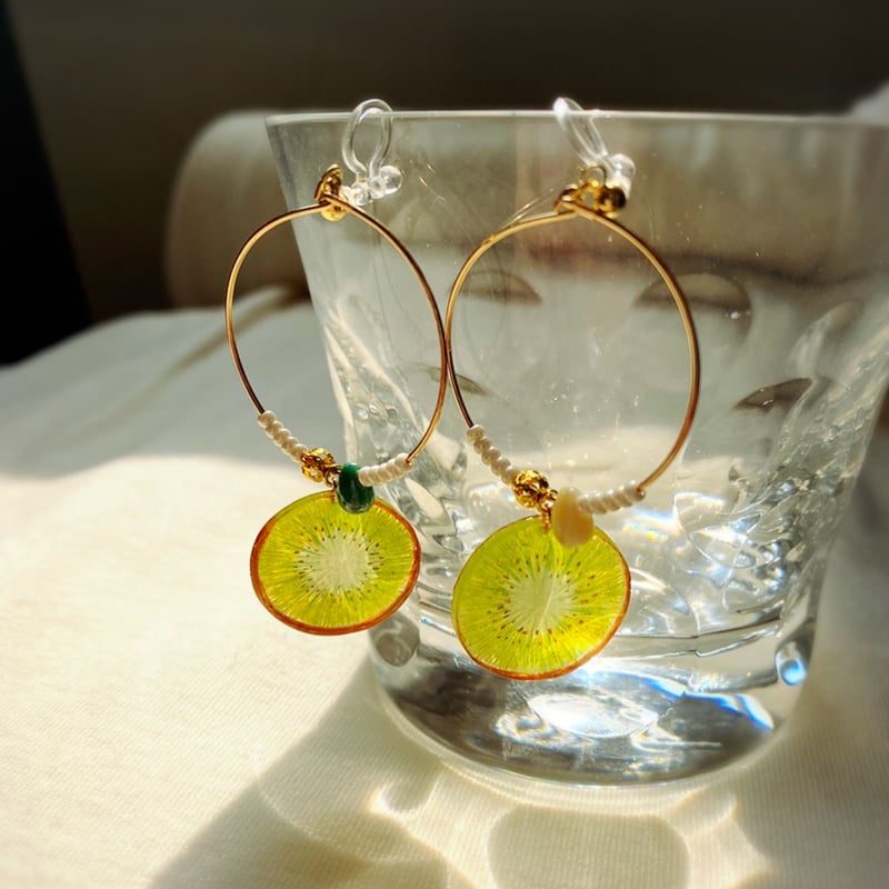 キウイのフープ イヤーアクセサリー | viola-viola