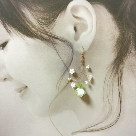 スノードロップとかすみ草のイヤーアクセサリー