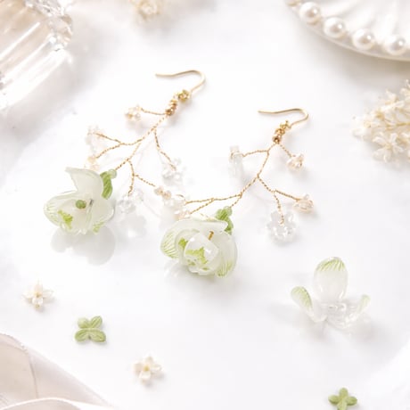 スノードロップとかすみ草のイヤーアクセサリー