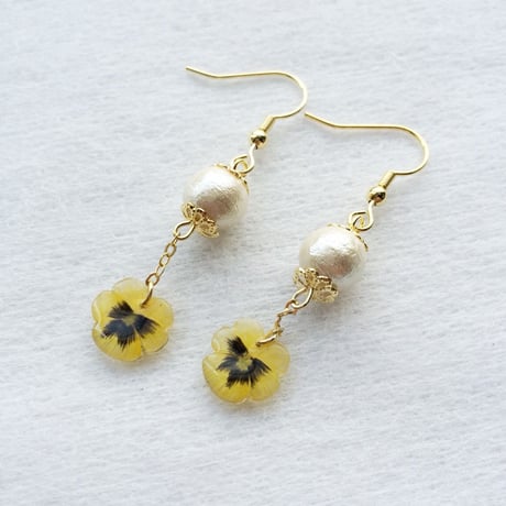 ビオラ×コットンパールのゆらゆらピアス・イヤリング yellow1