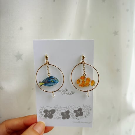 カクレクマノミとナンヨウハギのフープピアス イヤリング