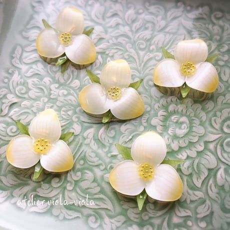 白花のレザーチョーカー