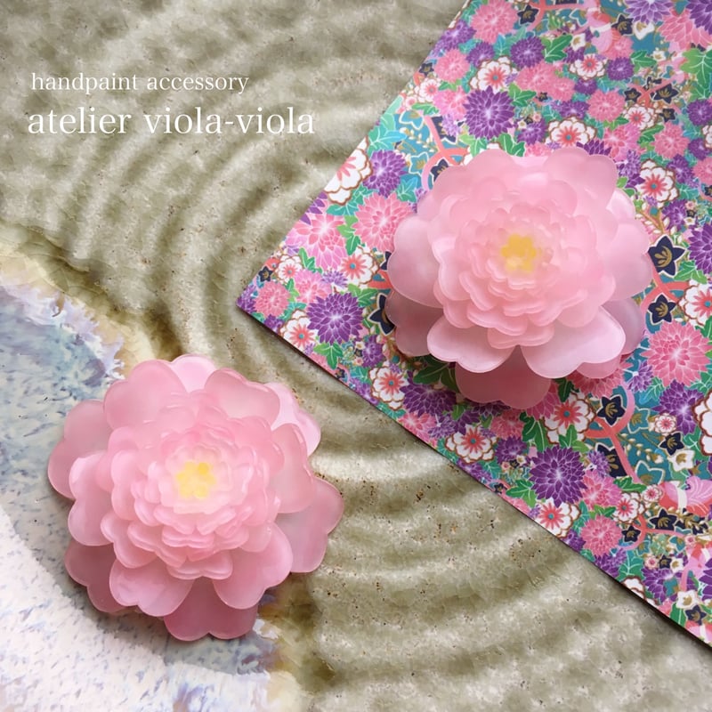 桃色山茶花のコサージュ | viola-viola 季節の手描きアクセサリー
