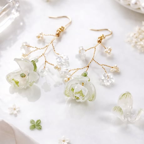 スノードロップとかすみ草のイヤーアクセサリー