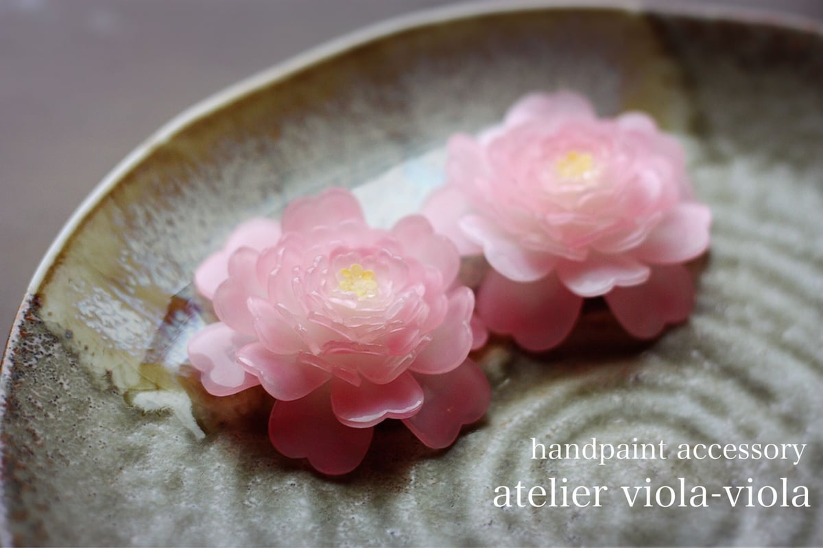 桃色山茶花のコサージュ | viola-viola 季節の手描きアクセサリー