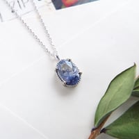 青い花のデュモルチェネックレス