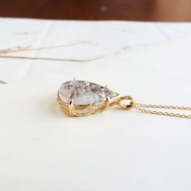最終セール✨️デンドリティッククオーツ✨ペンダントトップ✨虹入り✨雫型✨ デンドリティッククォーツのネックレス（虹の雫） | Namikata