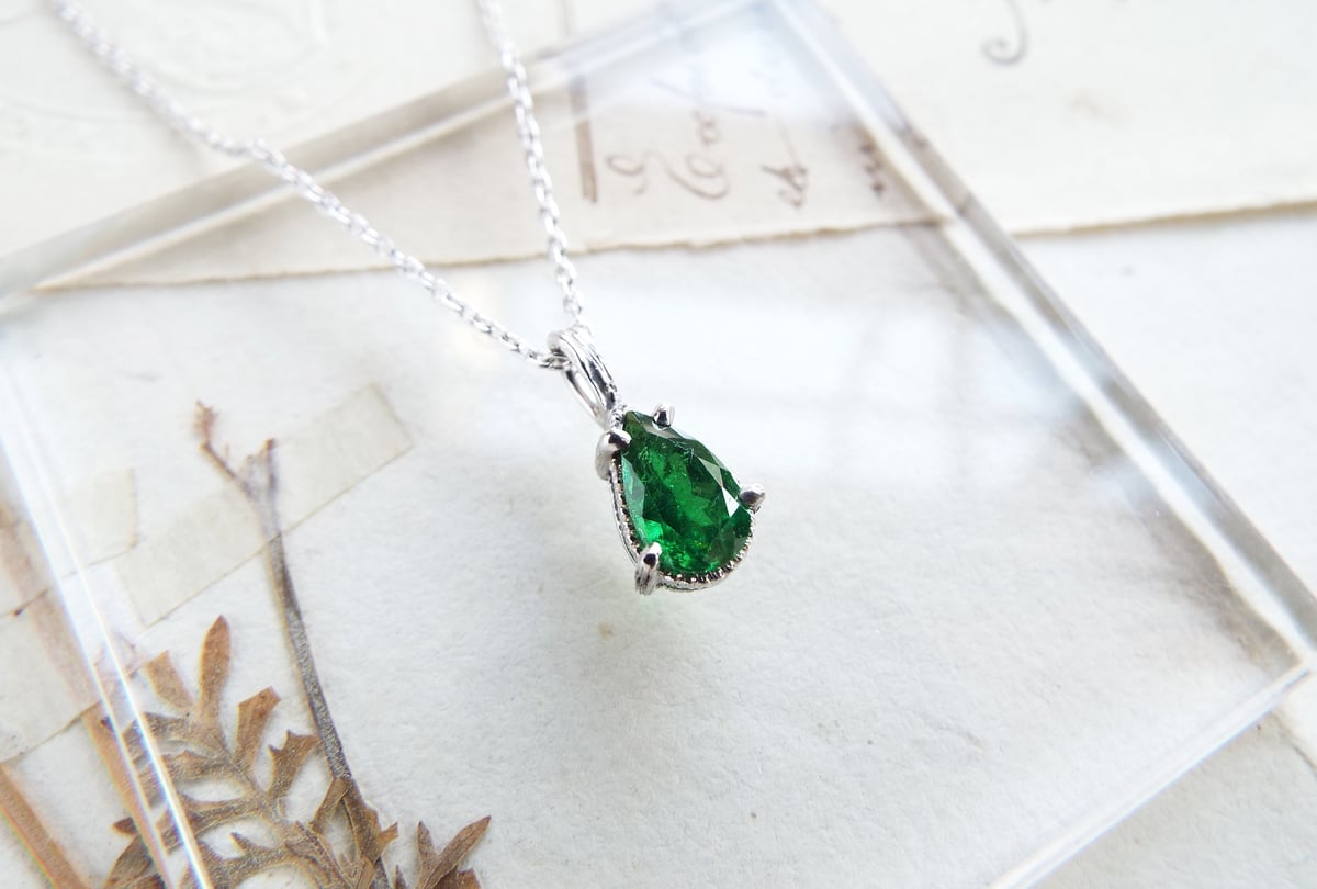 ツァボライトのミルペアシェイプネックレス | Namikata