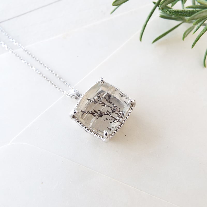 デンドリティッククォーツのペンダントトップ（薄氷No.07） | Namikata