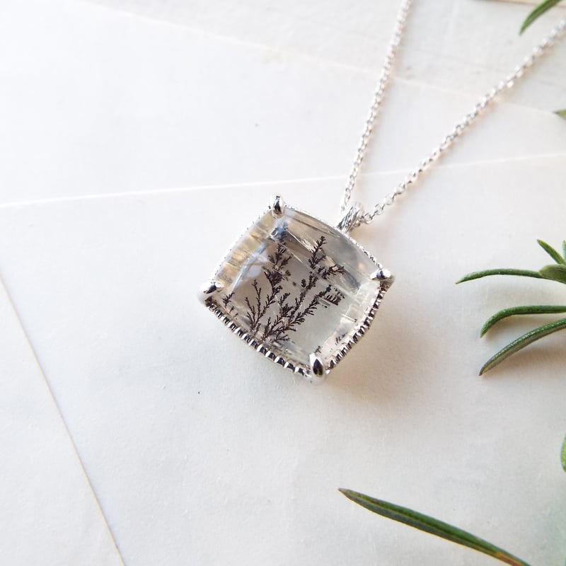 デンドリティッククォーツのペンダントトップ（薄氷No.07） | Namikata