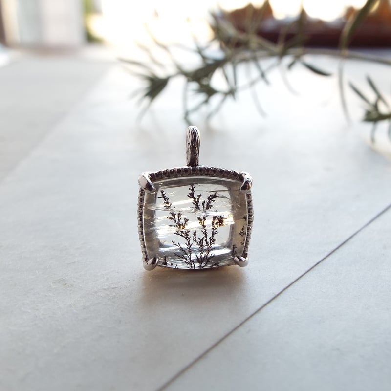 デンドリティッククォーツのペンダントトップ（薄氷No.07） | Namikata