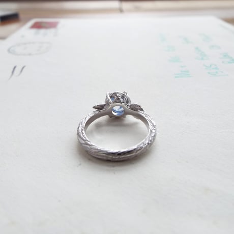 青い花のデュモルチェリング（ローズカット）