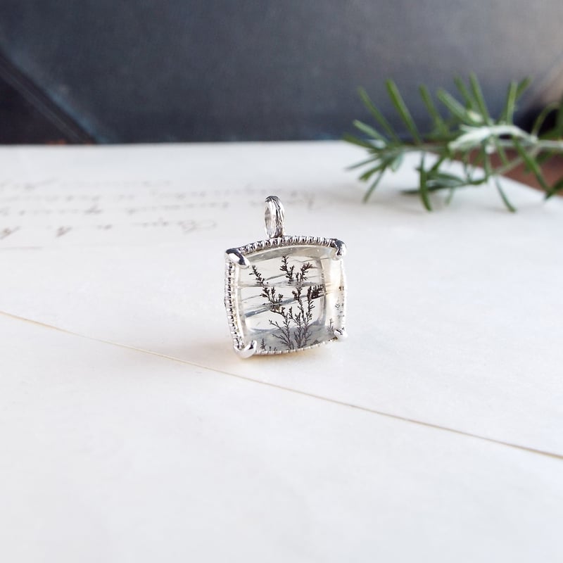 デンドリティッククォーツのペンダントトップ（薄氷No.07） | Namikata