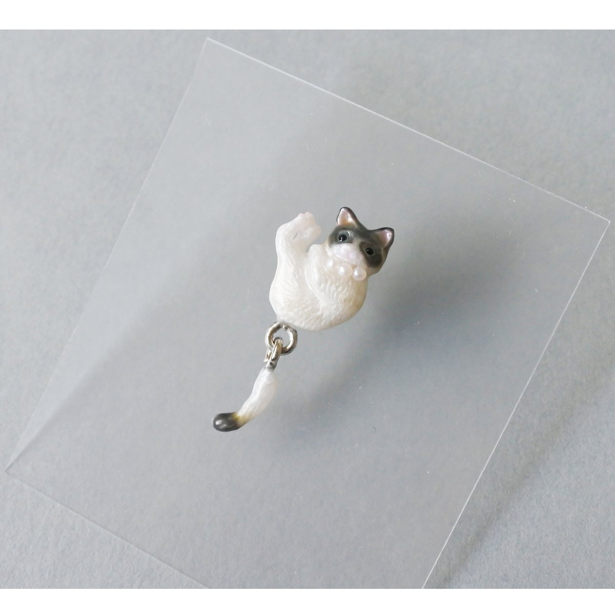 猫ピアス ハチワレ(片耳) 白 | sasaco