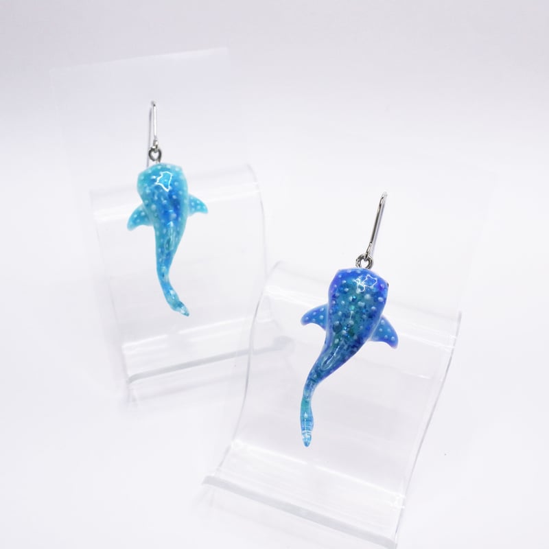 ジンベイザメ耳かき 耳かきをめぐる冒険 第一話 ジンベイザメと波打ち際｜タバブックス