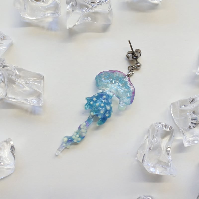 カツオノエボシピアス 蓄光 (片耳) (イヤリング交換可能) | sasaco