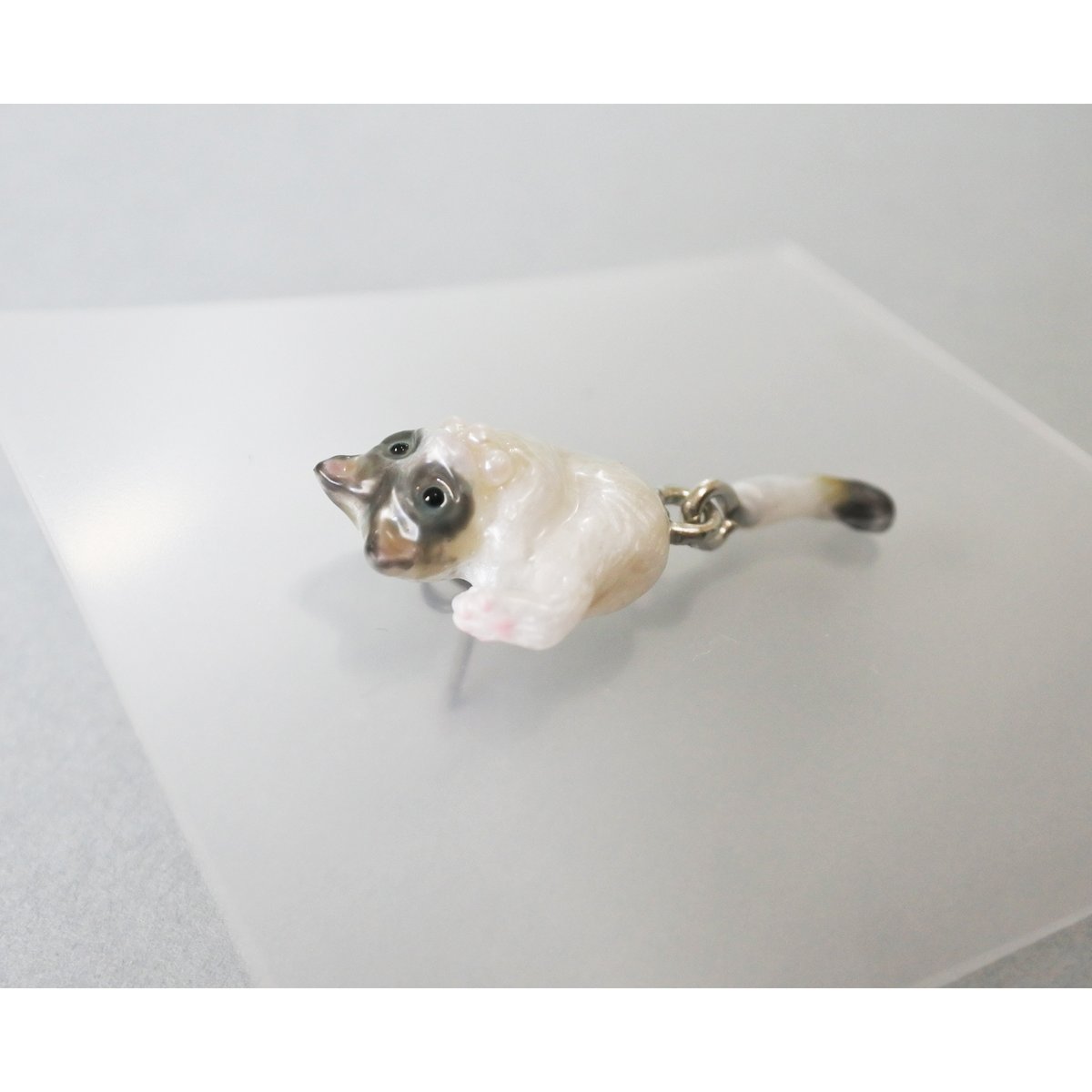 猫ピアス ハチワレ(片耳) 白 | sasaco