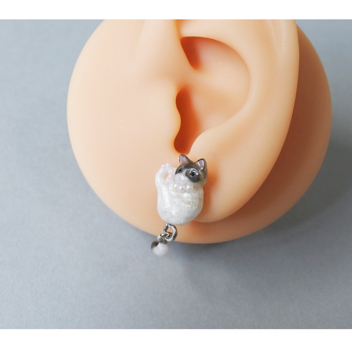 猫ピアス ハチワレ(片耳) 白 | sasaco