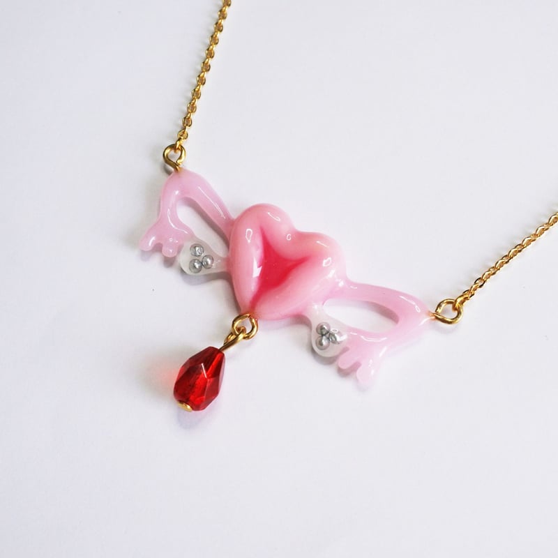 APROSIO&CO 赤いサロペットを着たくまのジャックのネックレス APROSIO&CO 赤いサロペットを着たくまのジャックのネックレス