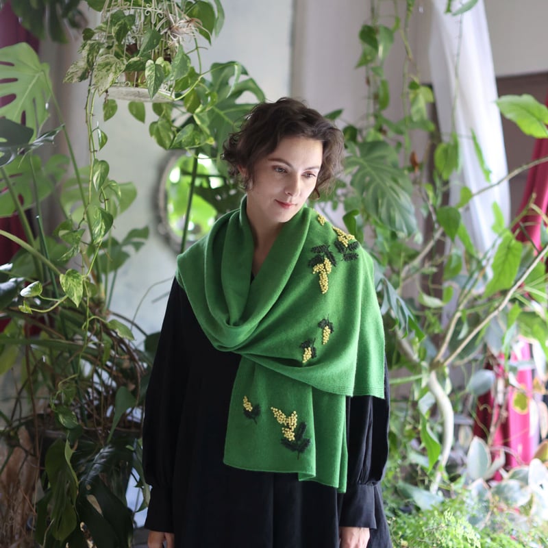 ミモザの花の手刺繍カシミヤストール/Col.グリーン | kaho（カホ) 装う