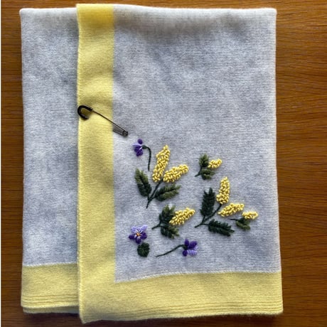 ミモザ×スミレの花の手刺繍スカーフ（正方形）/Col.イエロー×ライトグレー