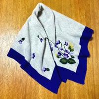 スミレ×ミモザの花の手刺繍カシミヤスカーフ（正方形）/Col.ロイヤルブルー×ライトグレー