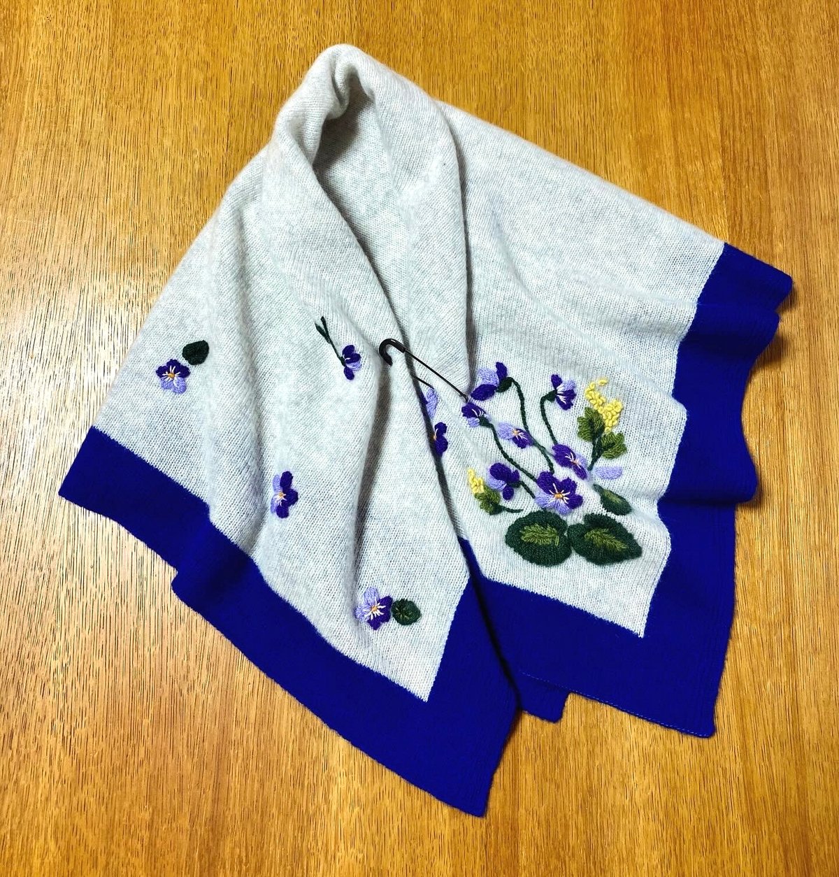 スミレ×ミモザの花の手刺繍カシミヤスカーフ（正方形）/Col.ロイヤル