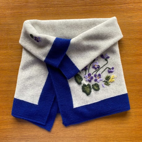 スミレ×ミモザの花の手刺繍カシミヤスカーフ（正方形）/Col.ロイヤルブルー×ライトグレー