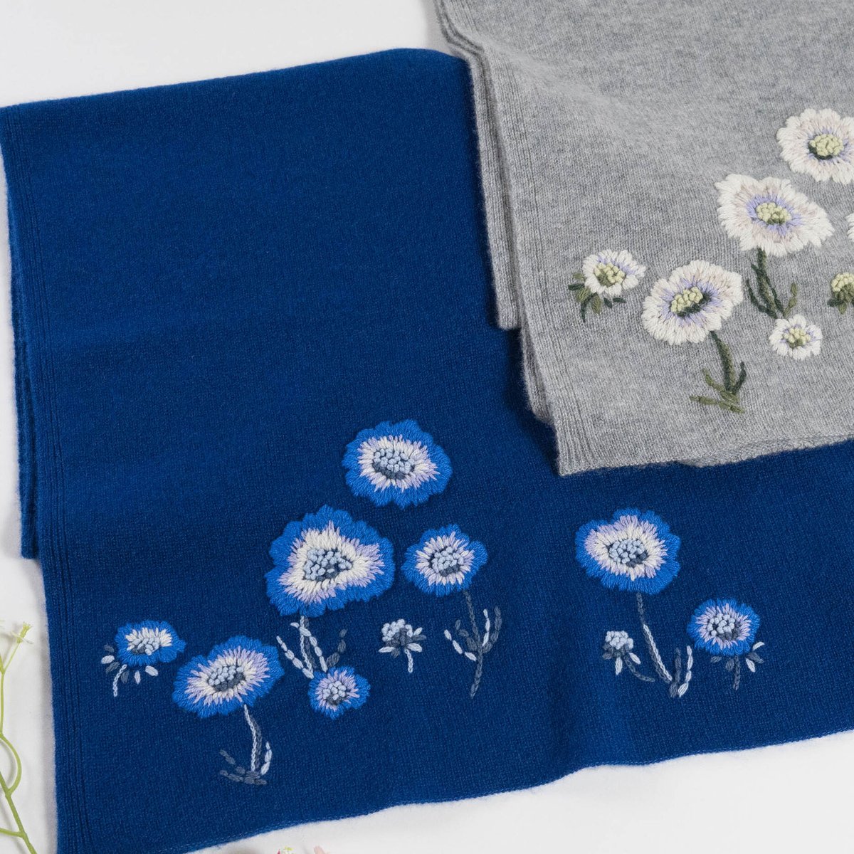 ♡着物にも‼️カシミヤ刺繍の大判ストール♡ 受注生産商品】スカビオザの花の手刺繍カシミヤストール/Col.ロイヤル