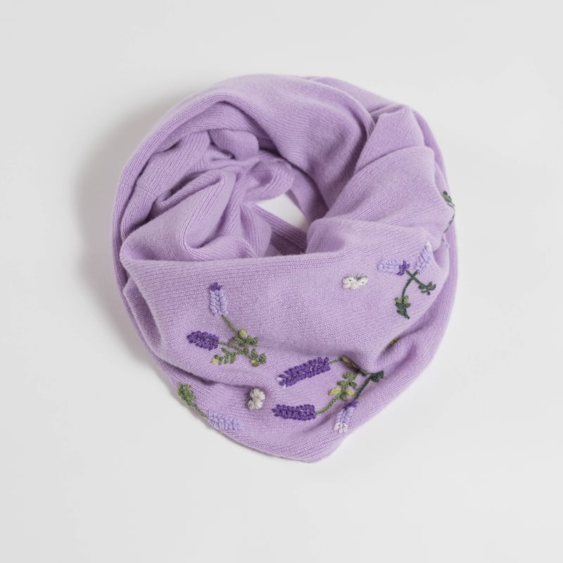 ラベンダー手刺繍 カシミヤスヌード/Col.パープル | kaho（カホ) 装う