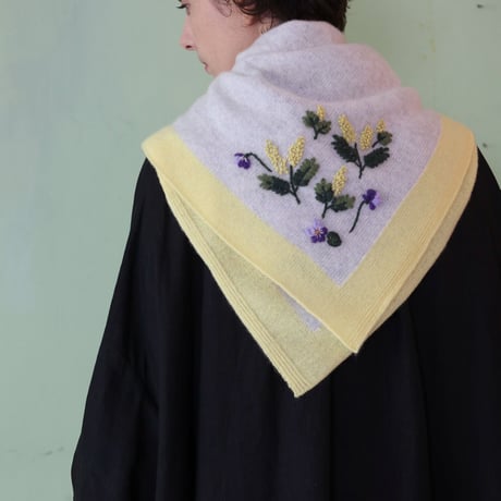 ミモザ×スミレの花の手刺繍スカーフ（正方形）/Col.イエロー×ライトグレー