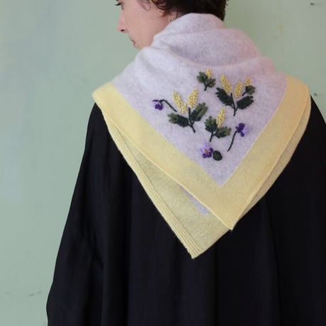 ミモザ×スミレの花の手刺繍カシミヤスカーフ（正方形）/Col.イエロー×ライトグレー